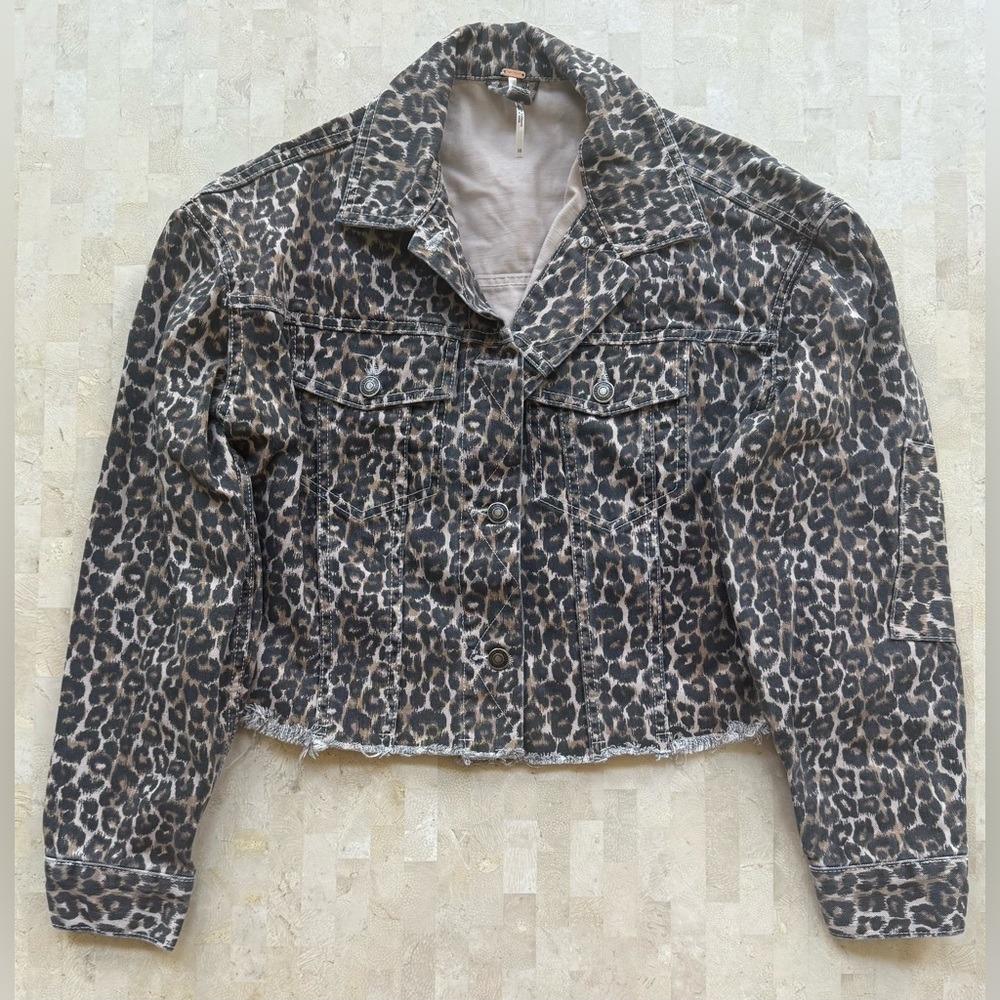 Free‎ People Leopard Print Denim Jacket Raw Hem Button Up Trucker Style Women XS